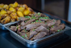 Entenda como é o almoço da Fazenda Ceita Corê e quais pratos são servidos