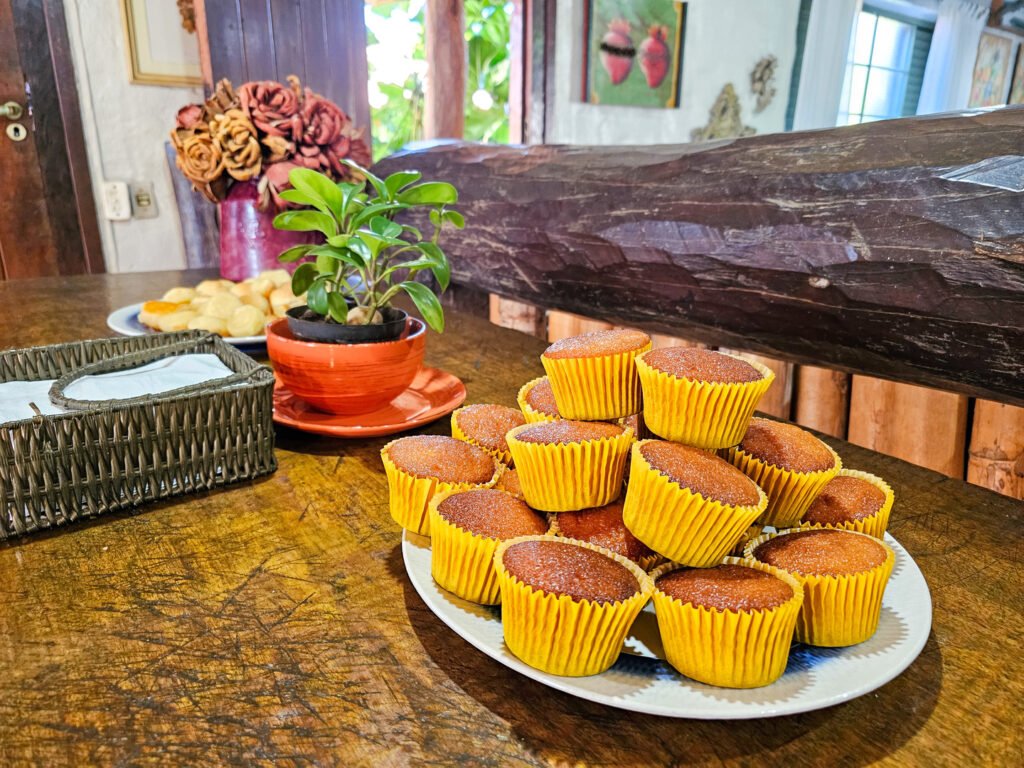 Mesa com alimentos para reforçar o café da manhã dos visitantes