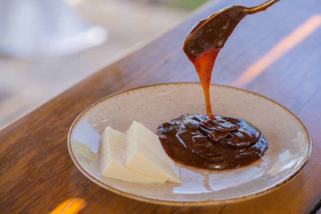 Doce de leite caseiro com queijo servidos em um prato.