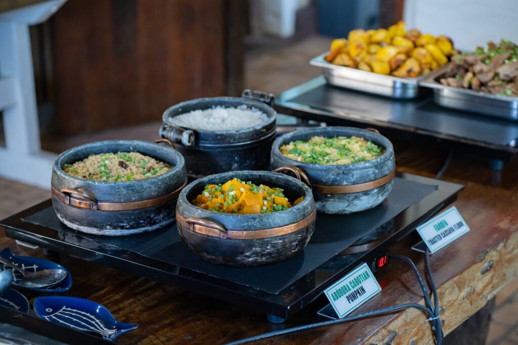 Acompanhamentos servidos no almoço.