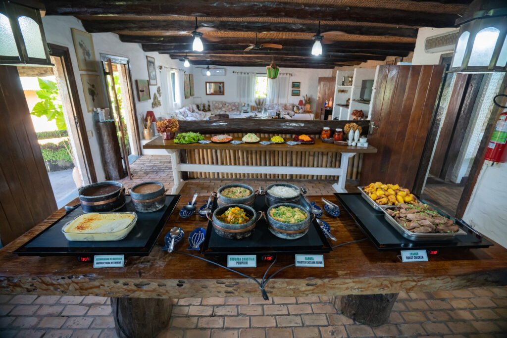 Ambiente amplo com mesa de buffet.