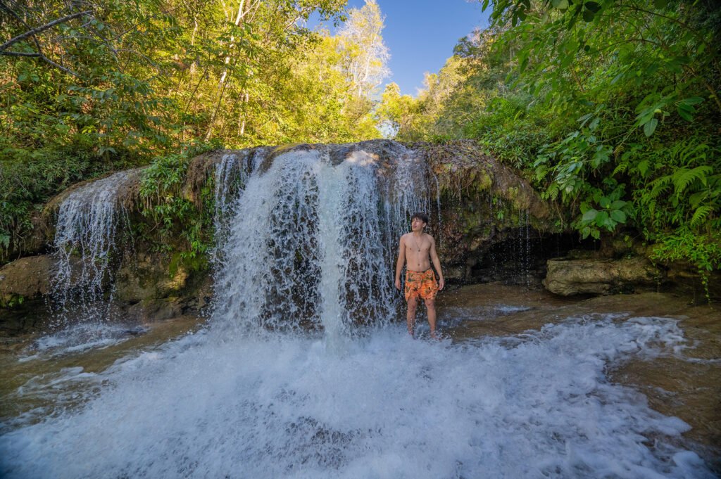 Visitante na cachoeira da propriedade.