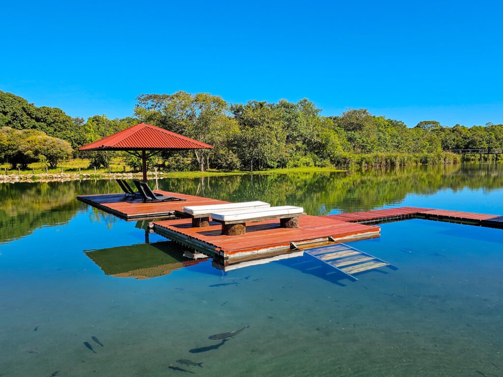 Deck do lago Fazenda Ceita Corê.