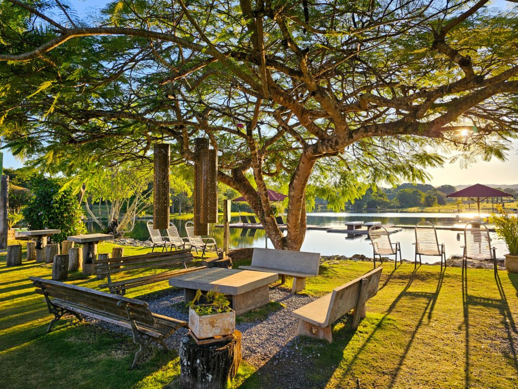 Mesas com vista para o lago da propriedade.