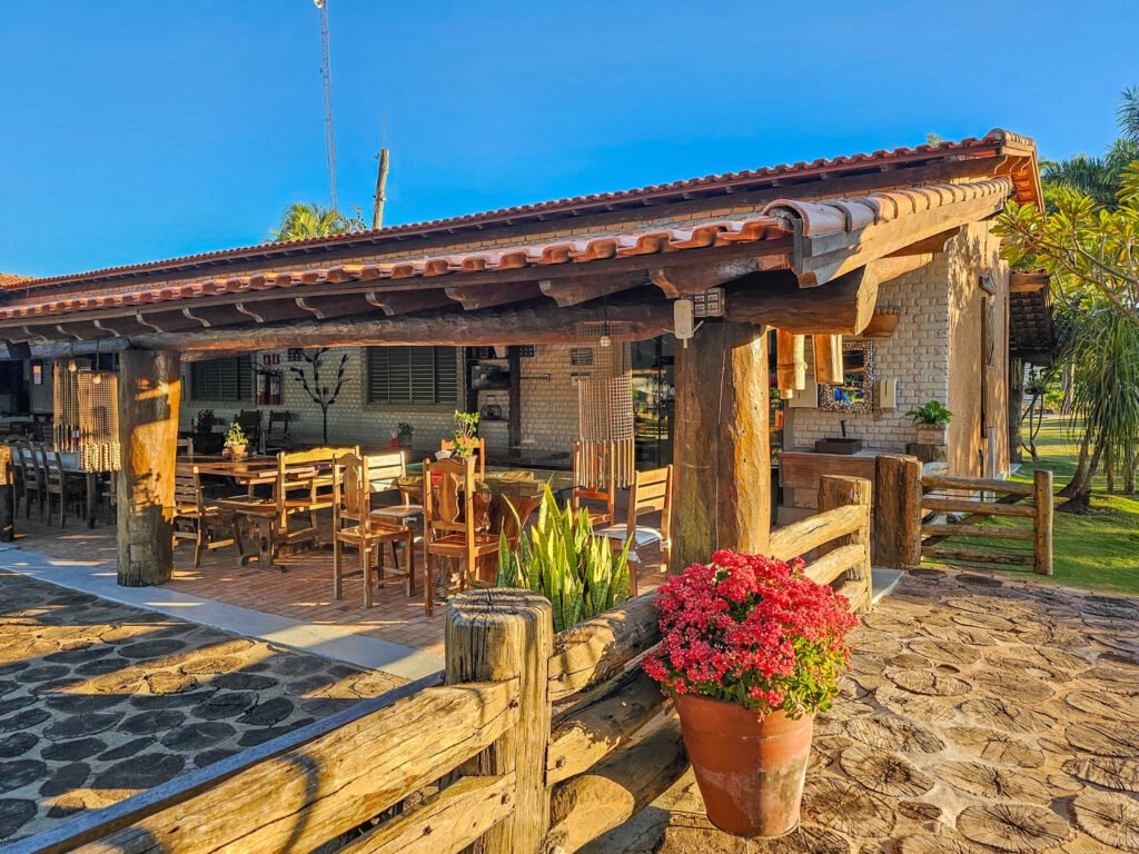 Mesas externas para almoçar apreciando a propriedade.