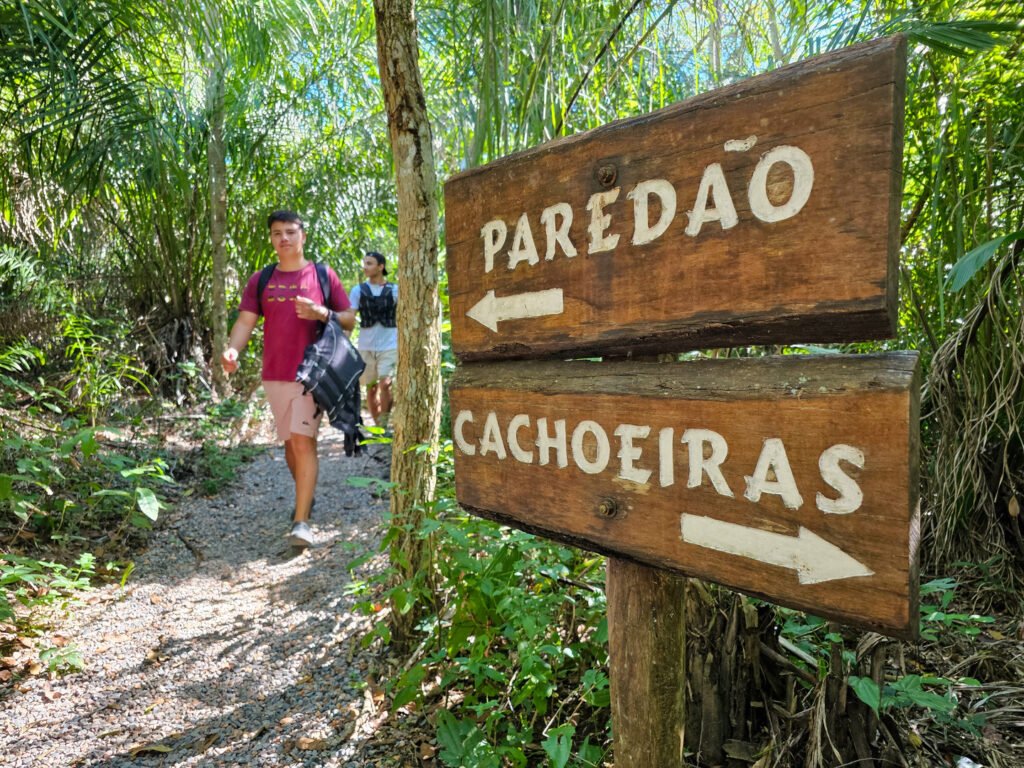 Trilha até as cachoeiras