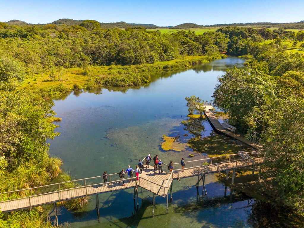 Pessoas percorrendo a trilha na Fazenda.