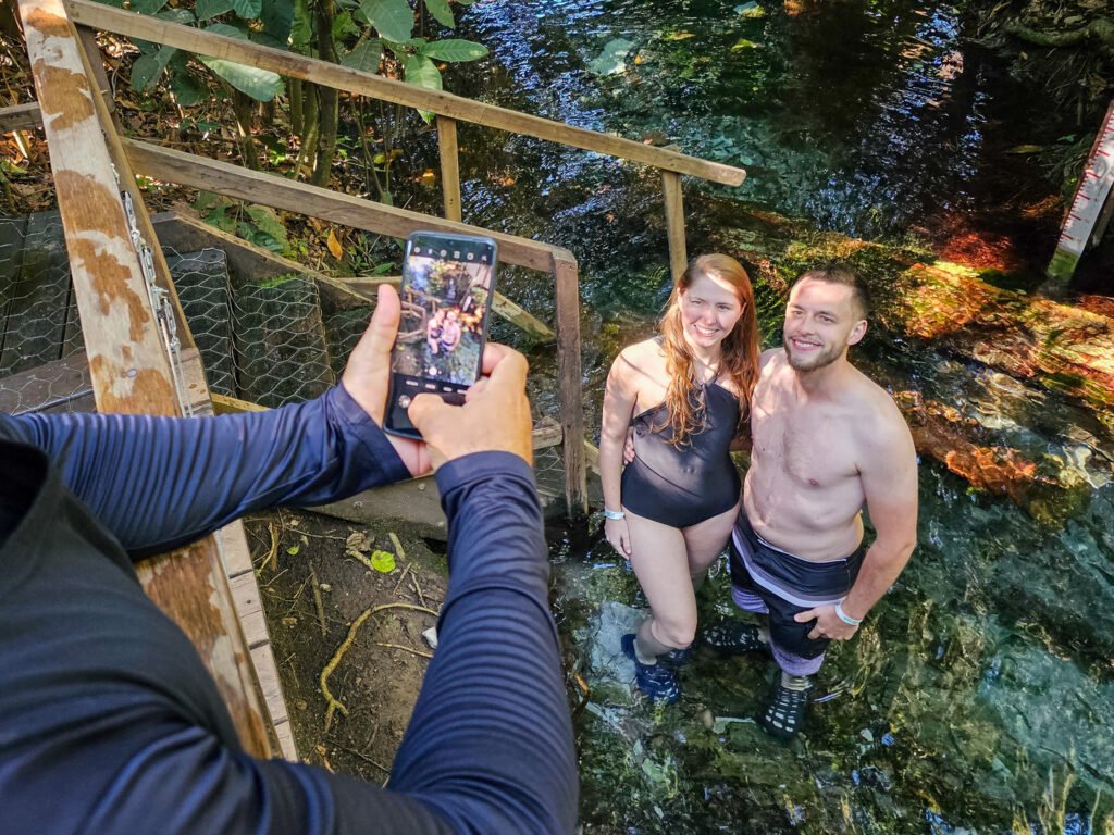 Casal tirando fotos na cachoeira Ceita Corê.