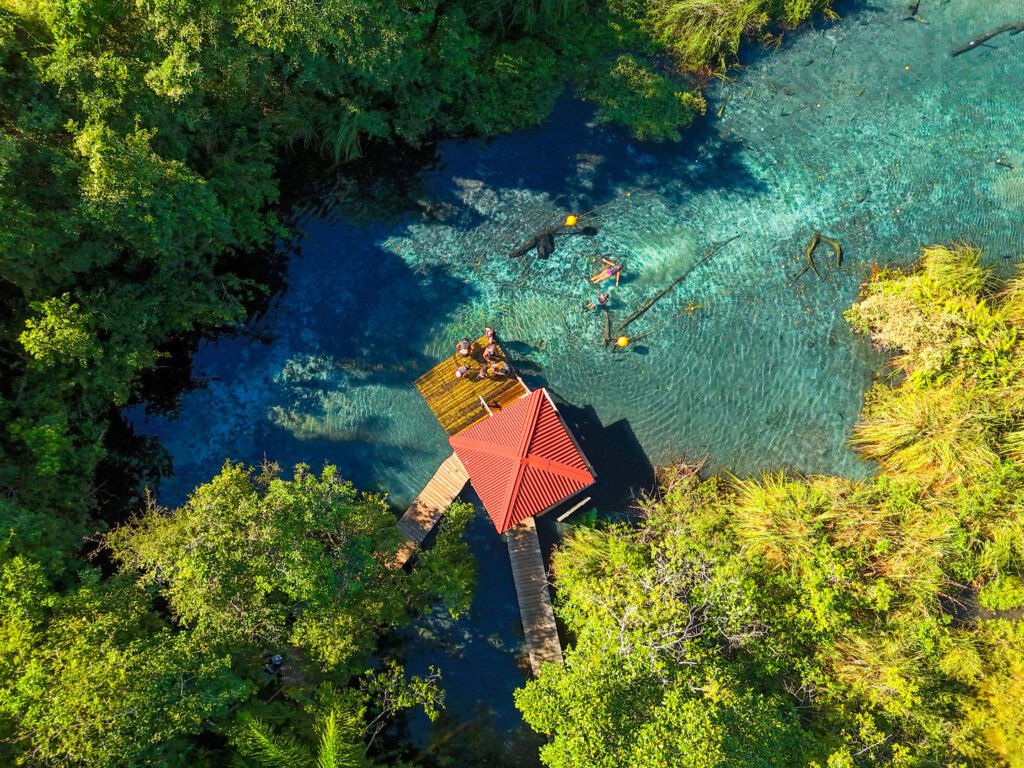 Pessoas aproveitando a nascente do Rio Chapeninha.