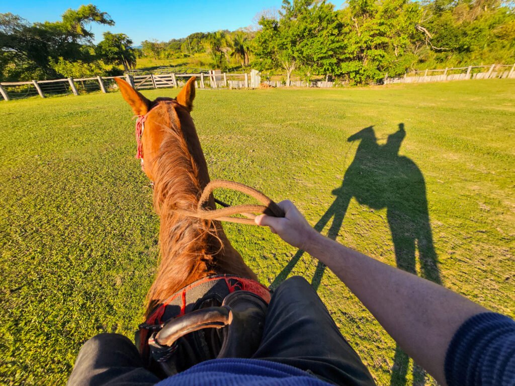 Pessoa cavalgando na Fazenda Ceita Corê.