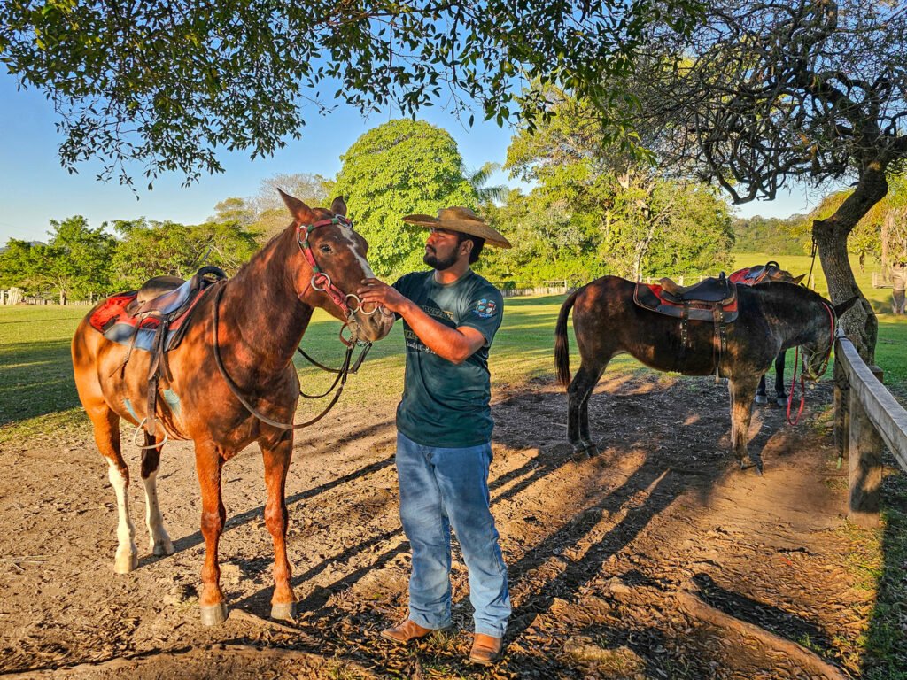 Guia da Fazenda com os cavalos.