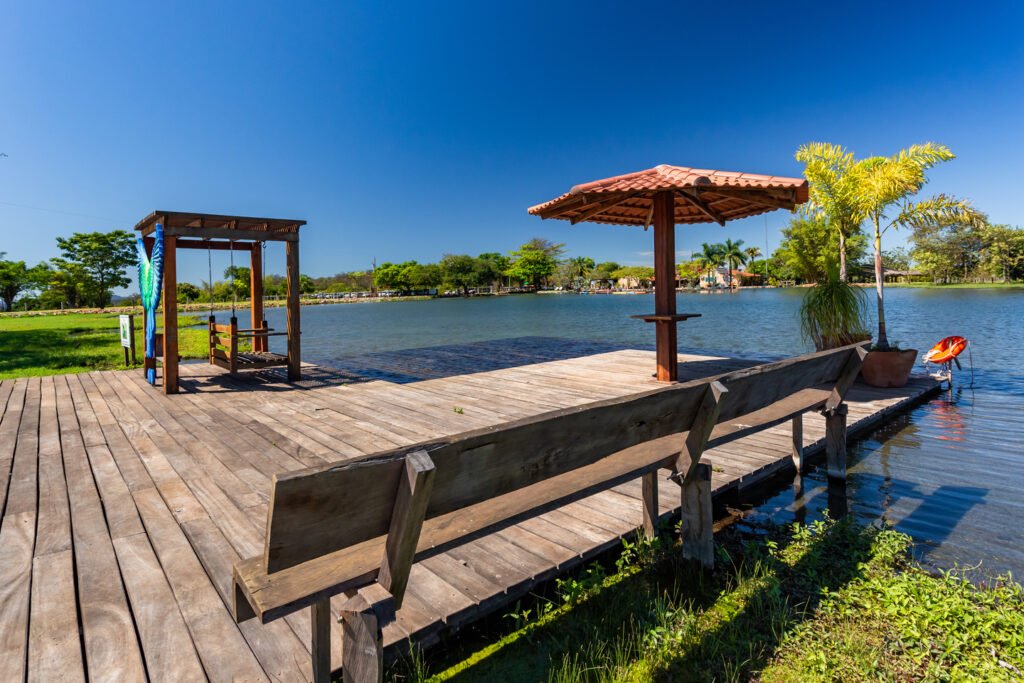 Deck para o lago da Fazenda Ceita Corê.