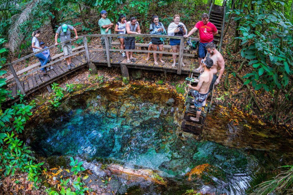 Grupo de pessoas visitando a nascente da Ceita Corê.