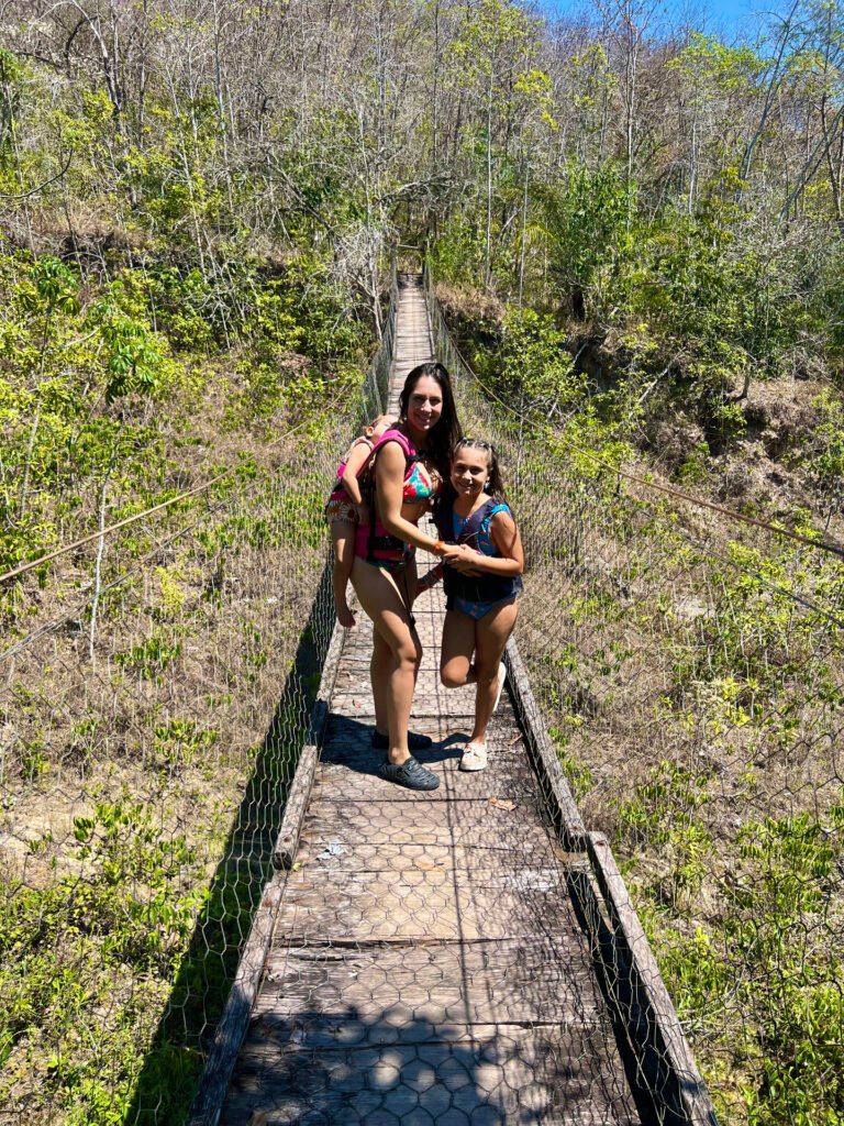 Criança passeando com a família na Fazenda Ceita Corê.