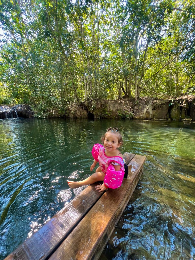 Criança na nascente da Fazenda.