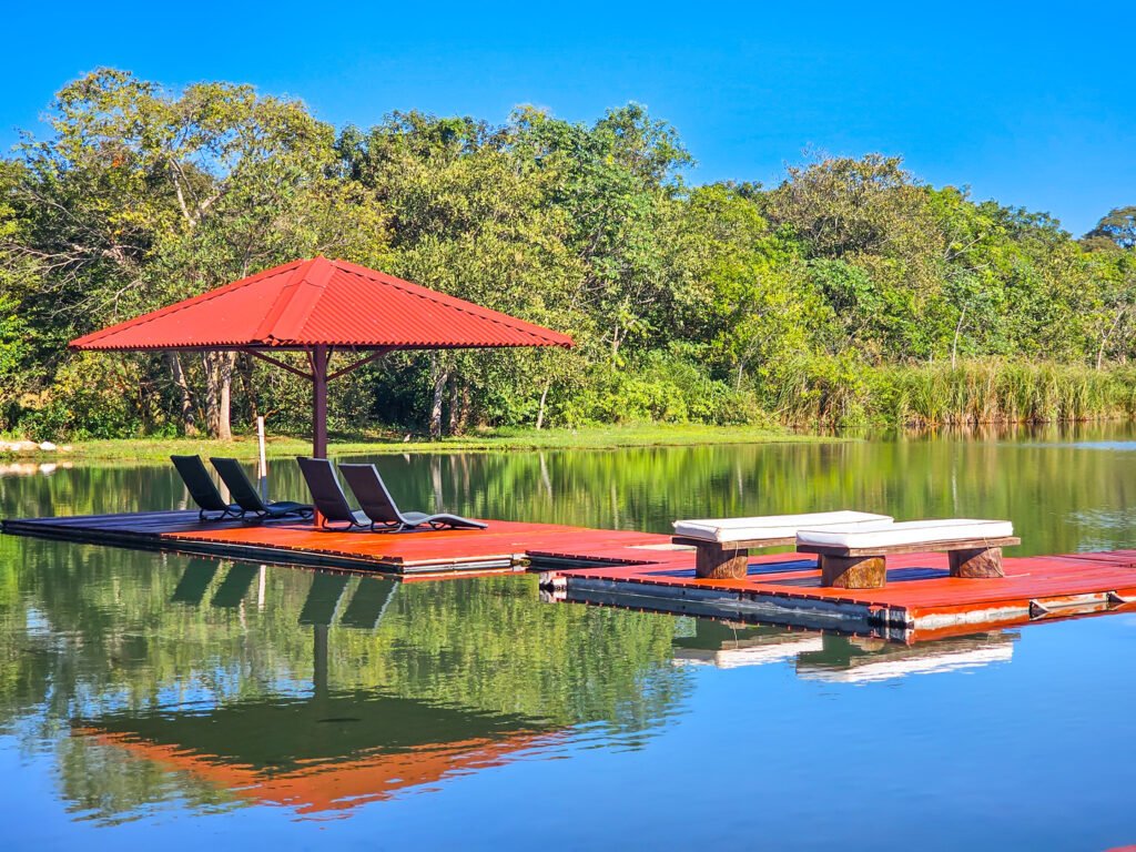 Área de descanso em frente ao lago da propriedade.
