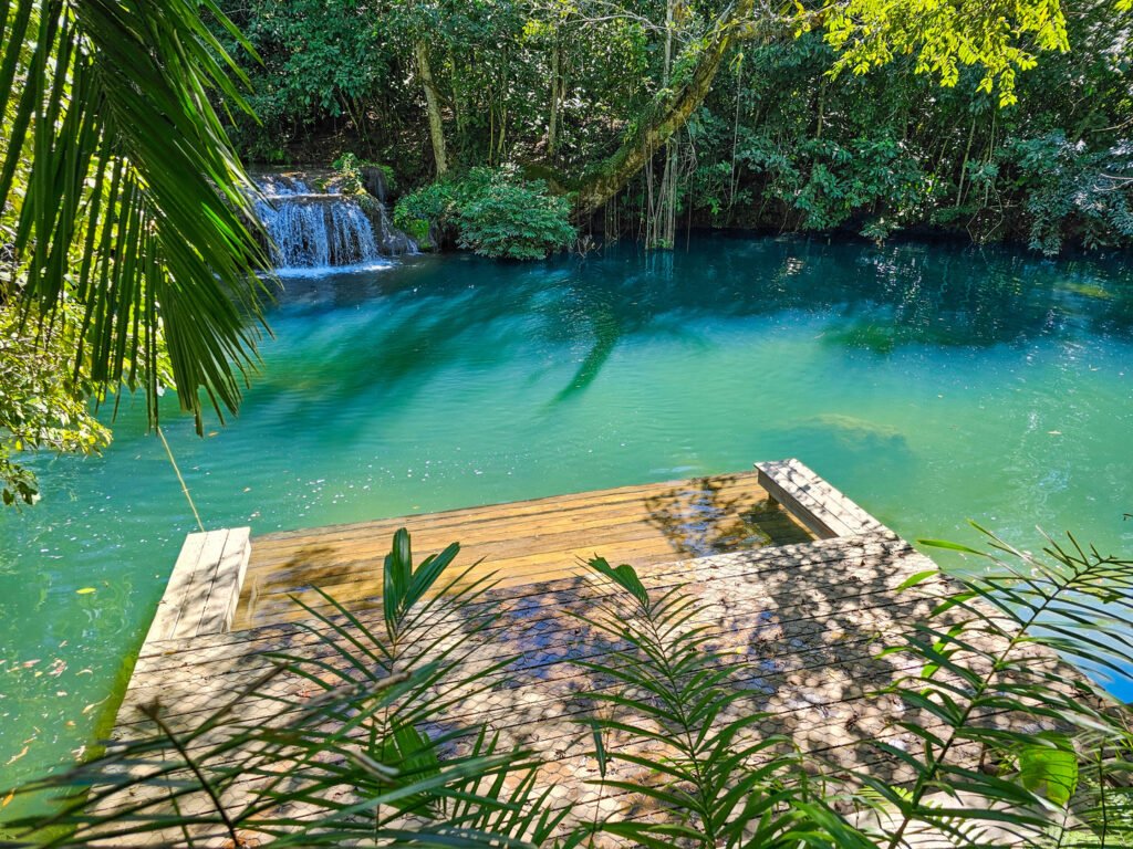 Deck na cachoeira para criar uma área rasa.