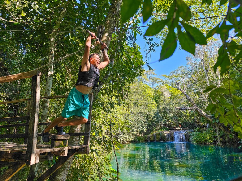 Visitante fazendo tirolesa na Fazenda Ceita Corê.