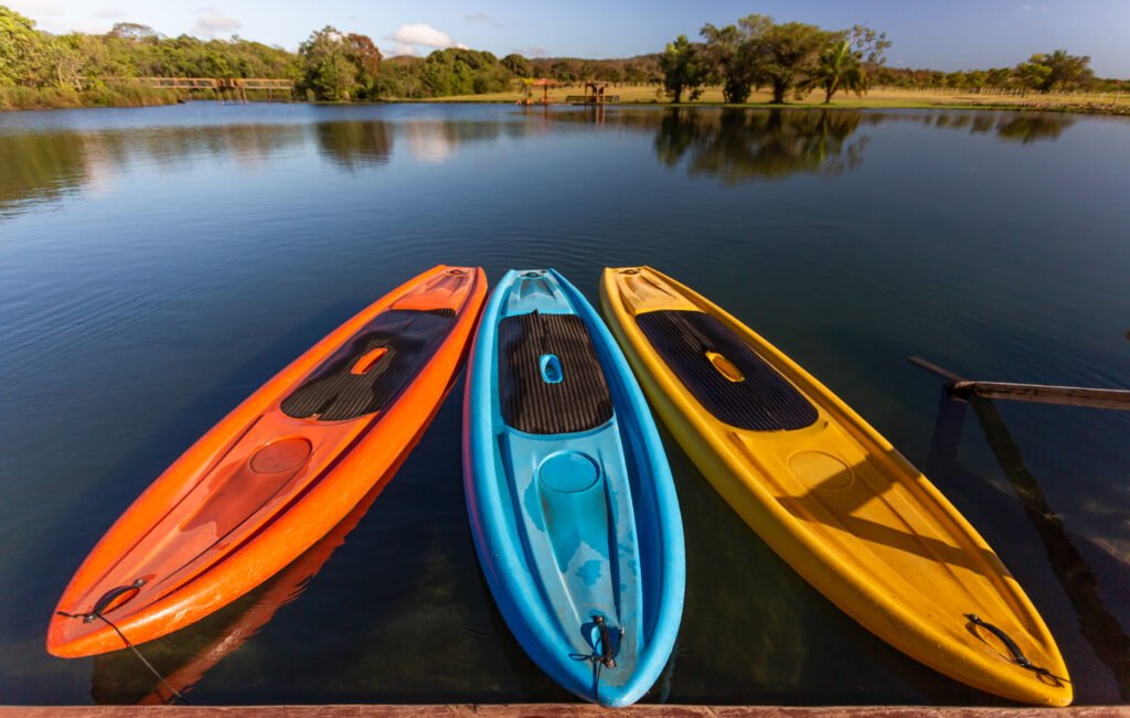 Caiaque no lago pronto para o passeio.