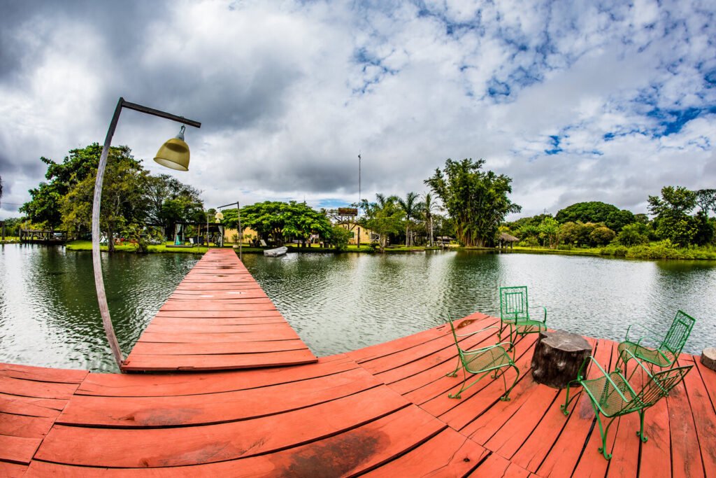 Deck para o rio na Fazenda Ceita Corê em Bonito.