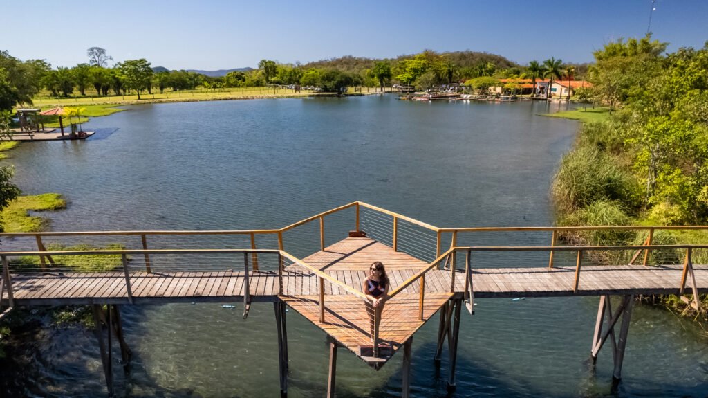 Precisa saber nadar para ir na nascente da Fazenda Ceita Corê? 4 Passarela no lago da propriedade.