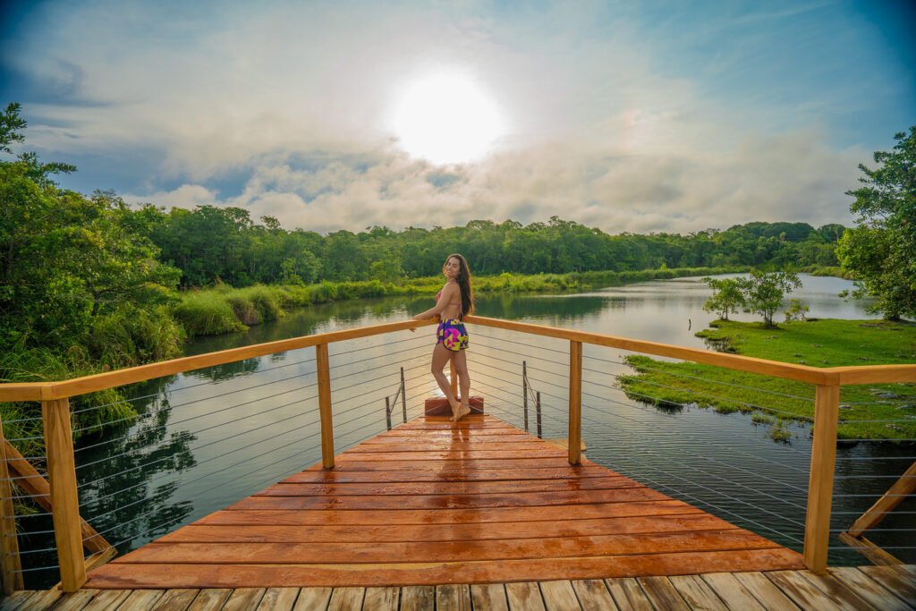 Top 3 lugares da Fazenda Ceita Corê que vão direto pro feed 1 Passarela no lago da propriedade para tirar fotos.