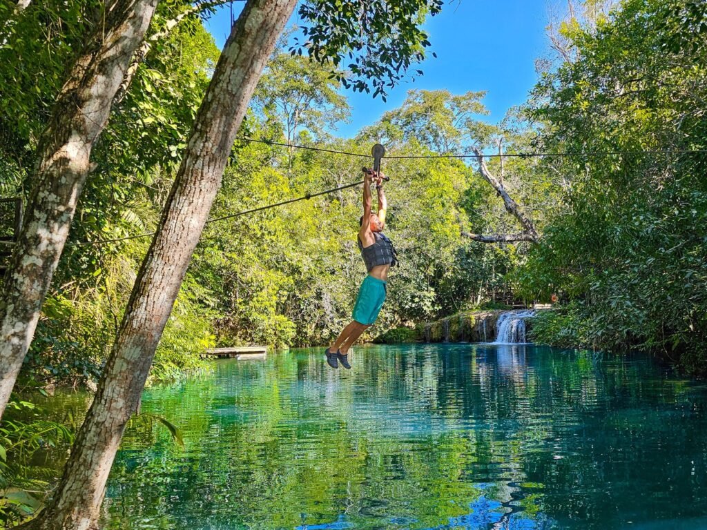 Como são as trilhas da Fazenda Ceita Corê? 6 opções imperdíveis 6 Pessoa se divertindo em tirolesa