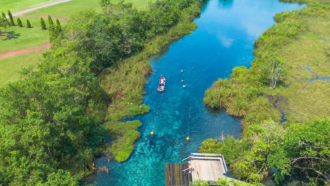 Rio cristalino com pessoas nadando