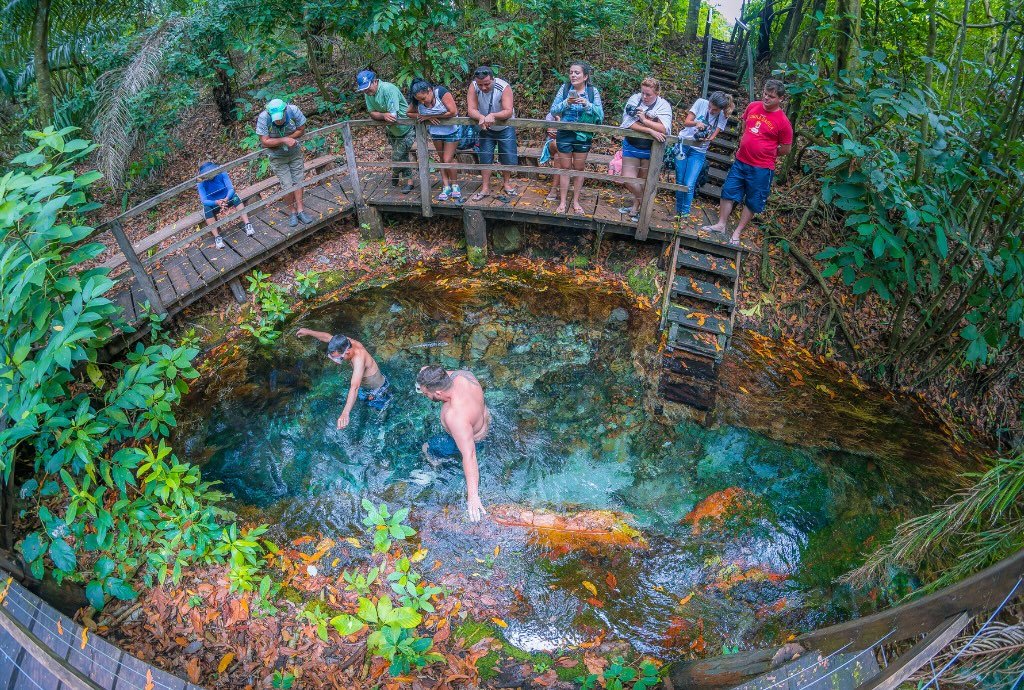 Pessoas aproveitando Bonito nas férias de julho.