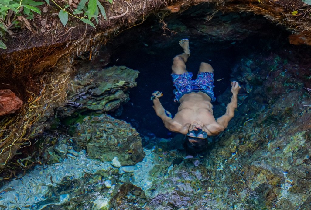 Onde tem água cristalina em Bonito? 6 Homem nadando em água cristalina.
