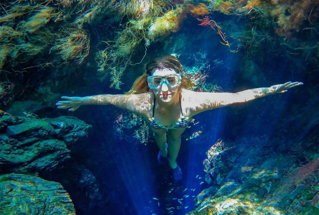 Onde tem água cristalina em Bonito? 4 Pessoa mergulhando em água cristalina em Bonito.