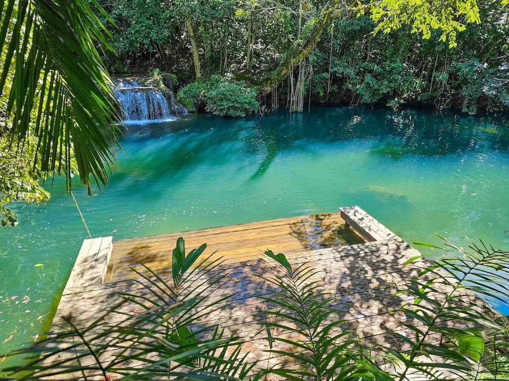 Deck para mergulho na cachoeira.