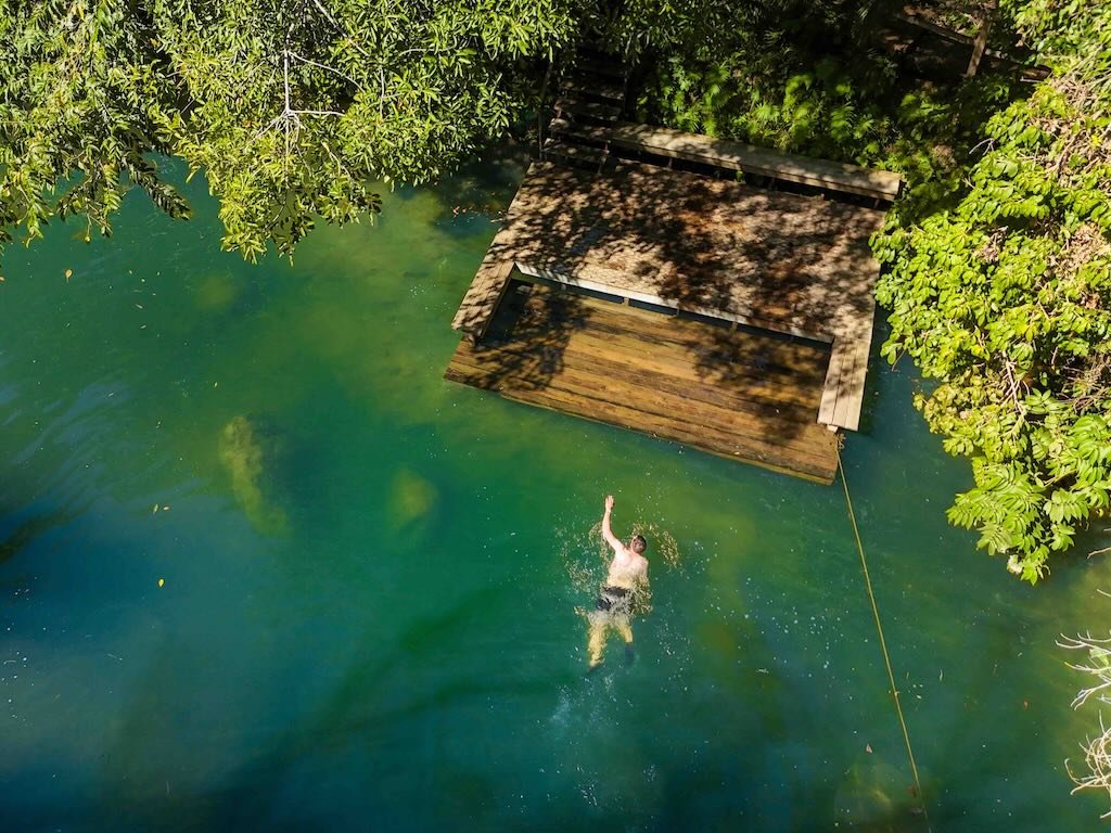 Como são as trilhas da Fazenda Ceita Corê? 6 opções imperdíveis 7 Homem nadando em água cristalina