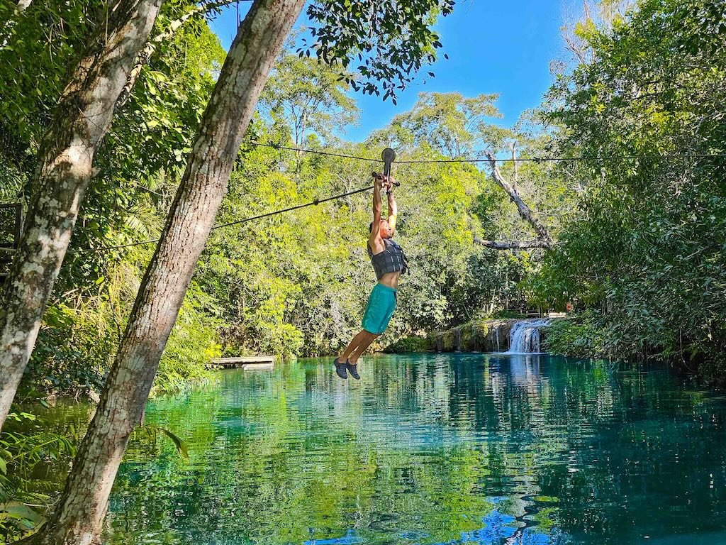 Fazenda Ceita Corê ou Boca da Onça: qual escolher? 3 Pessoa se divertindo em tirolesa