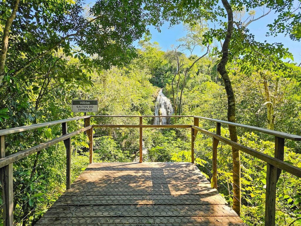 Como são as trilhas da Fazenda Ceita Corê? 6 opções imperdíveis 13 Caminho para cachoeira na floresta