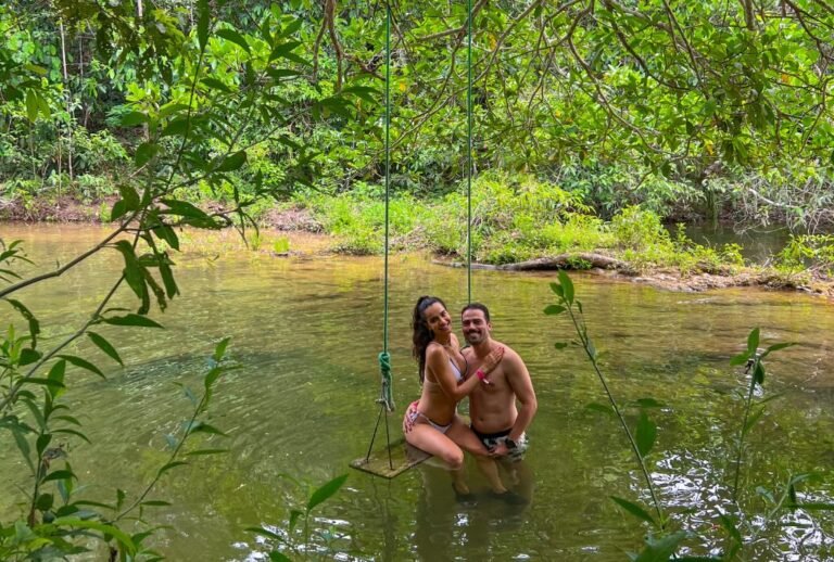É possível visitar Bonito no inverno? 2 Casal aproveitando passeio em Bonito no inverno.