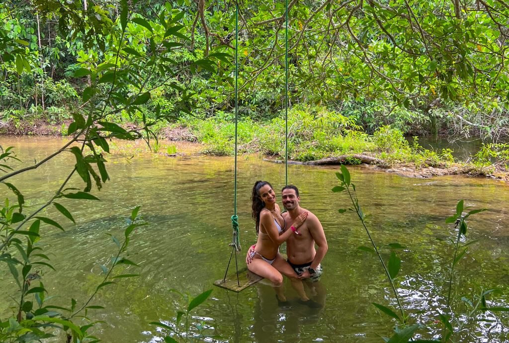 Casal aproveitando passeio em Bonito no inverno.