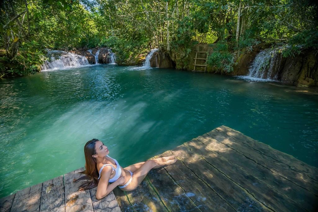 Qual é o melhor roteiro de 3 dias em Bonito? 6 Mulher relaxando em lagoa natural.