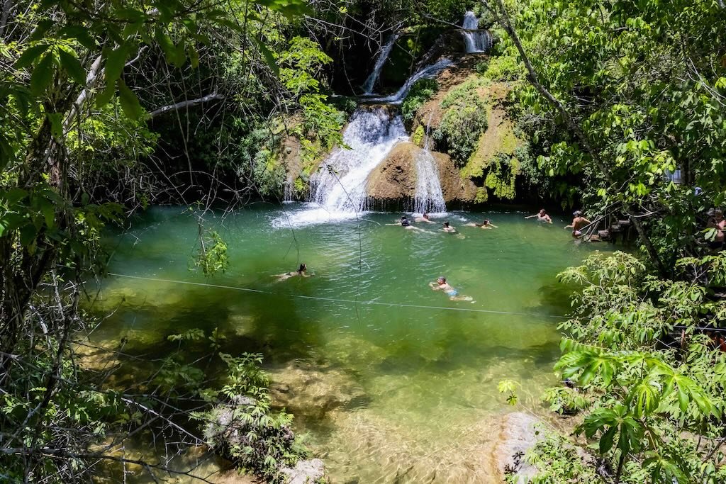 Queda d'água da cachoeira na Fazenda Ceita Corê.