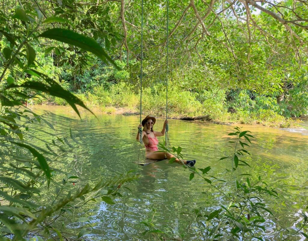 Como são as trilhas da Fazenda Ceita Corê? 6 opções imperdíveis 3 Pessoa balançando em um rio