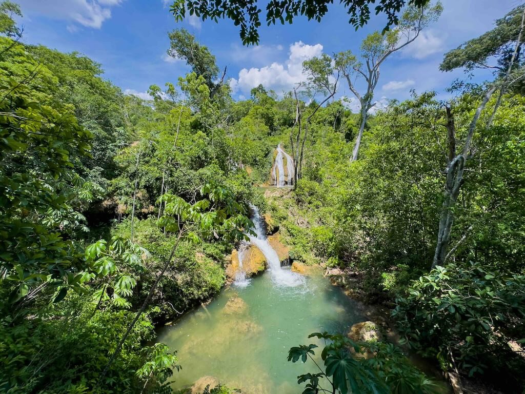 Cachoeiras em meio à trilhas preservadas.