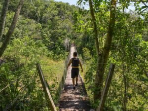 Homem caminhando sem dificuldade das trilhas da Fazenda Ceita Corê