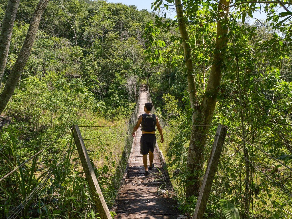 Homem caminhando sem dificuldade das trilhas da Fazenda Ceita Corê