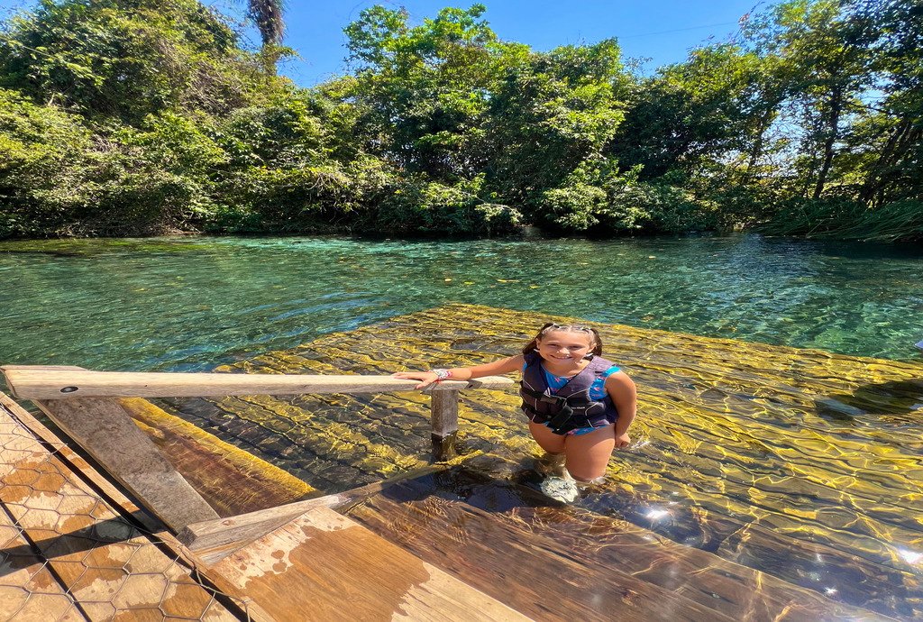 Criança se divertindo demonstrando que a Fazenda Ceita Corê é segura para crianças