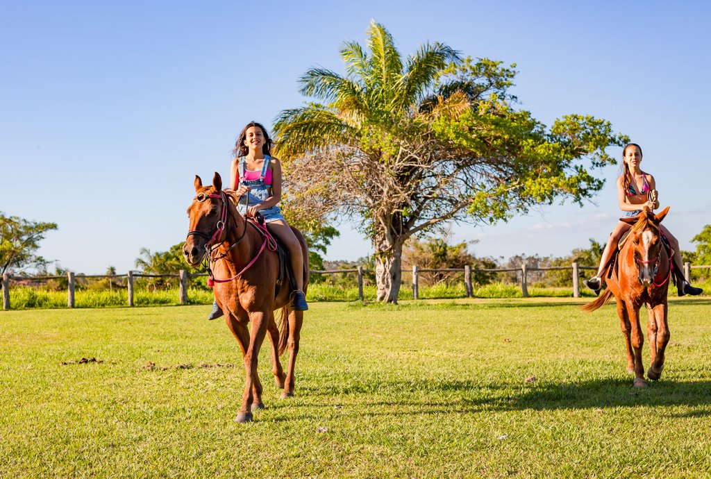 Onde fazer passeio a cavalo em Bonito? 4 Jovens fazendo o passeio a cavalo.