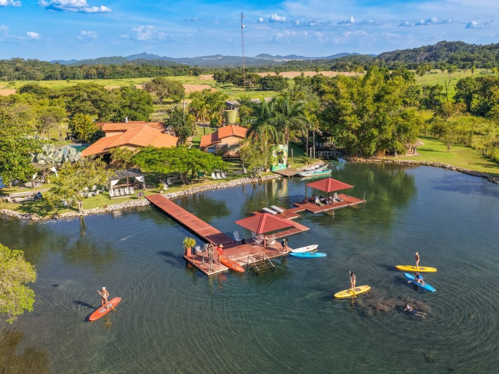 Lago do receptivo da Fazenda Ceita Corê com caiaques e stand-up paddle
