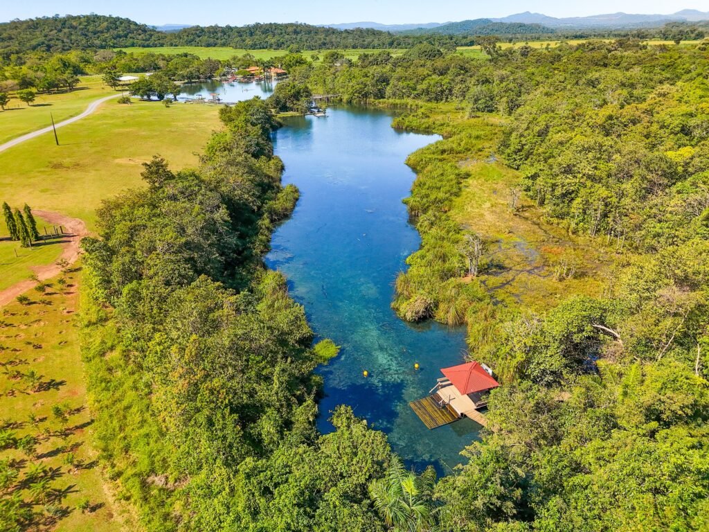 Mata ciliar preservada ao longo do Rio Chapena, Fazenda Ceita Corê