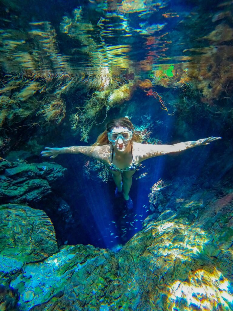 Visitante com máscara e snorkel na Nascente do Rio Chapena, Fazenda Ceita Corê, Bonito/MS